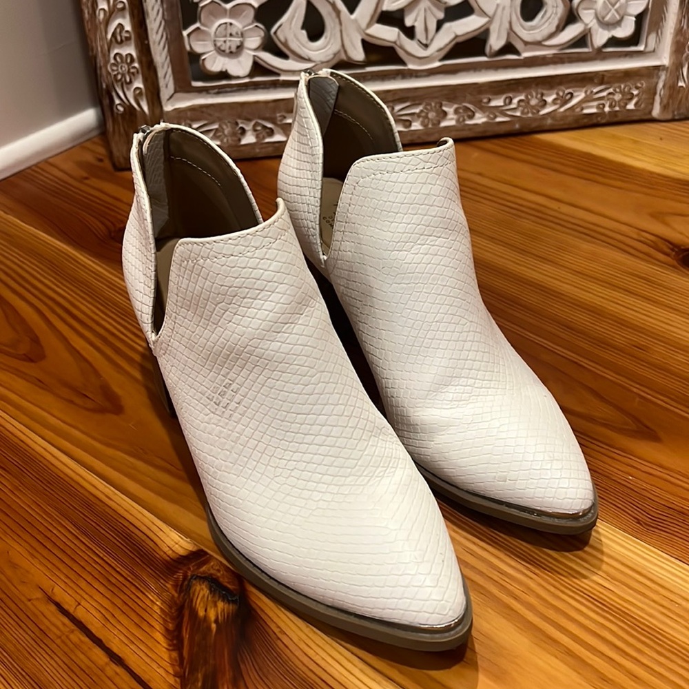 Gorgeous White Faux Leather Booties— APT 9 Brand Women’s size 7.5